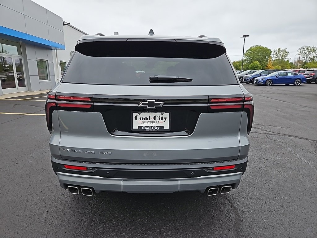 2025 Chevrolet Traverse photo 2