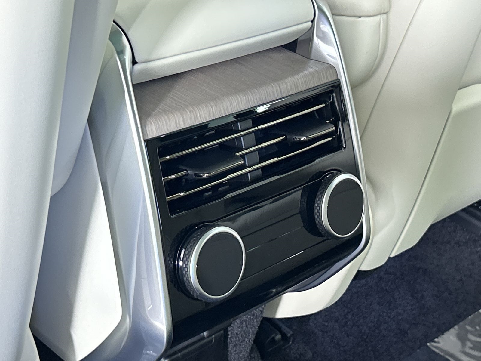 2025 Land Rover Range Rover SE photo 25