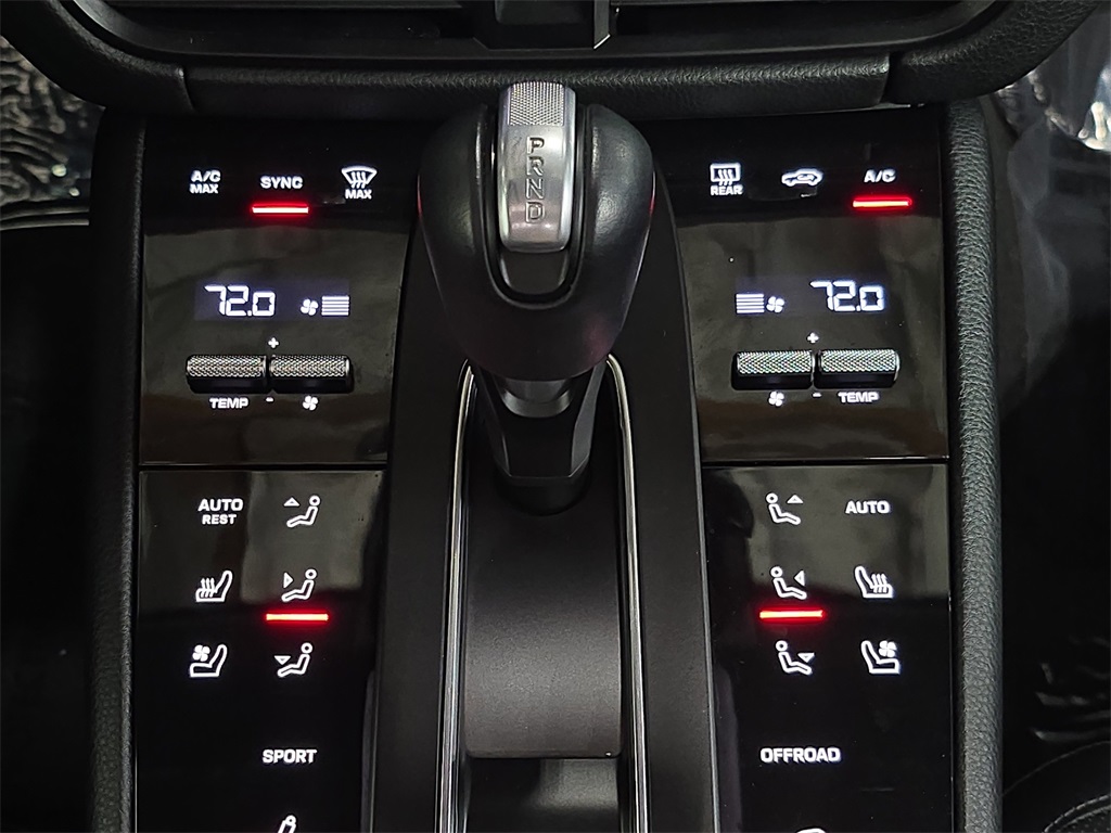 2024 Porsche Macan T photo 17