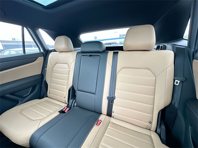 2025 Volkswagen Atlas Cross Sport SEL R-Line photo 16