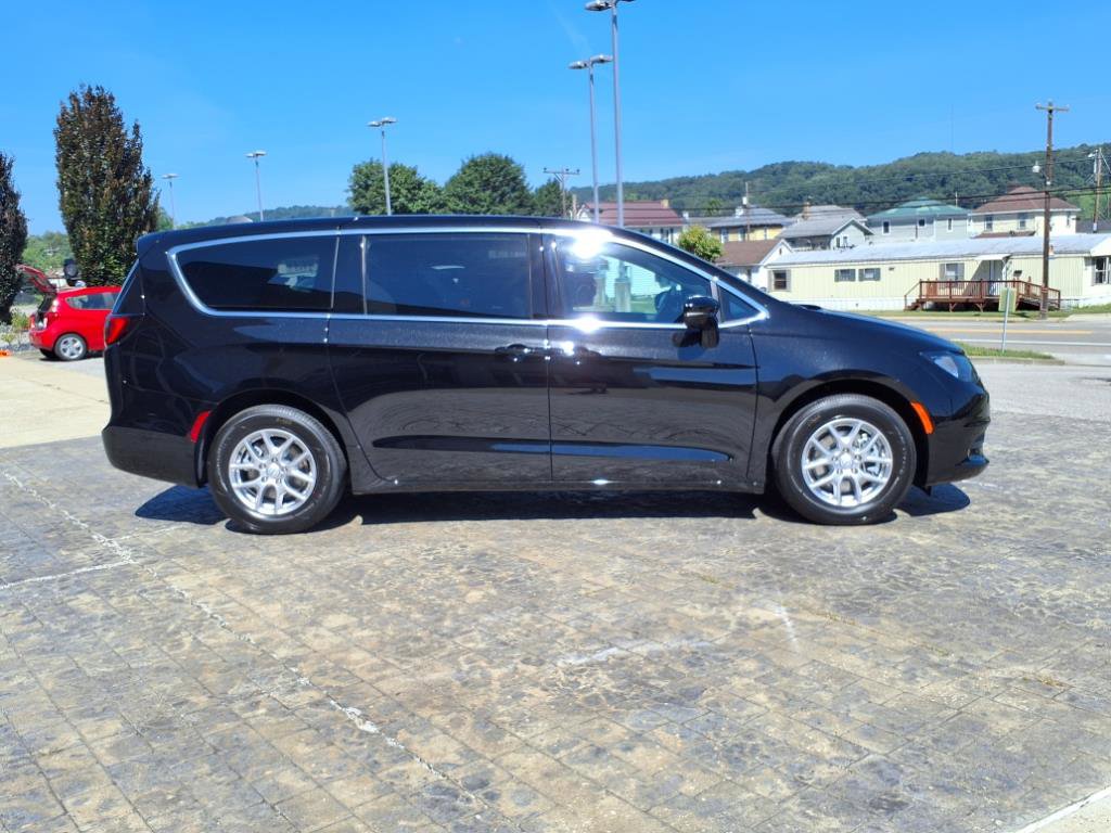2025 Chrysler Voyager LX photo 4