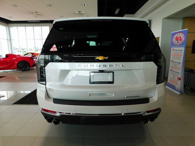 2025 Chevrolet Suburban Premier photo 3