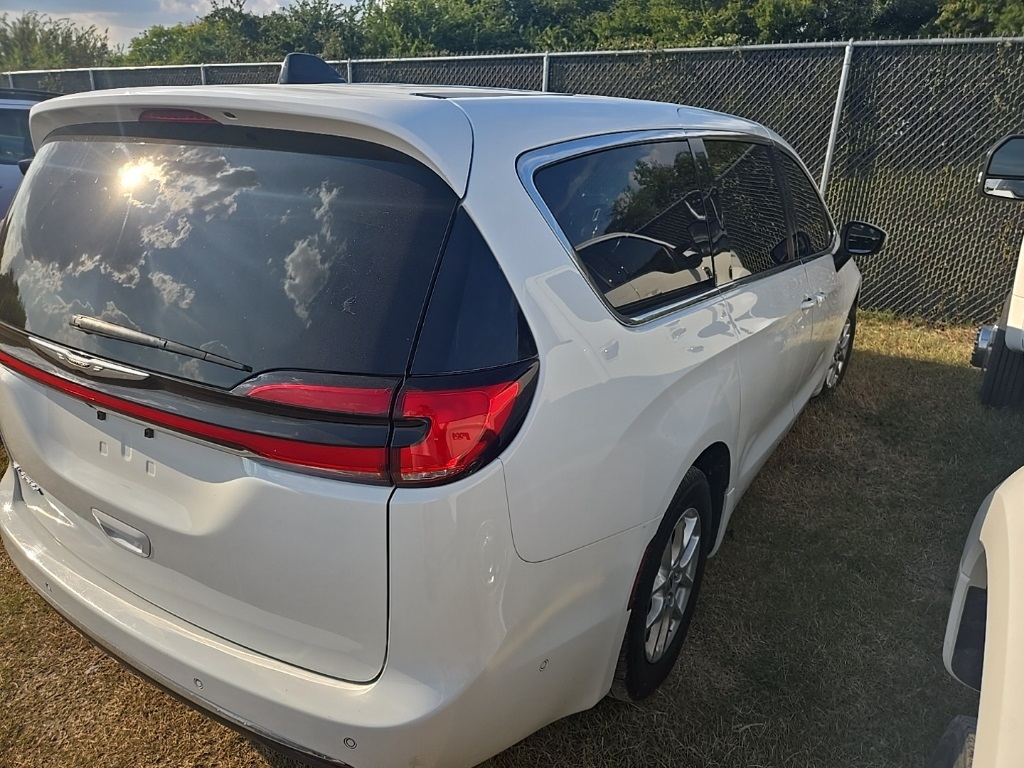 2023 Chrysler Pacifica Touring L photo 3