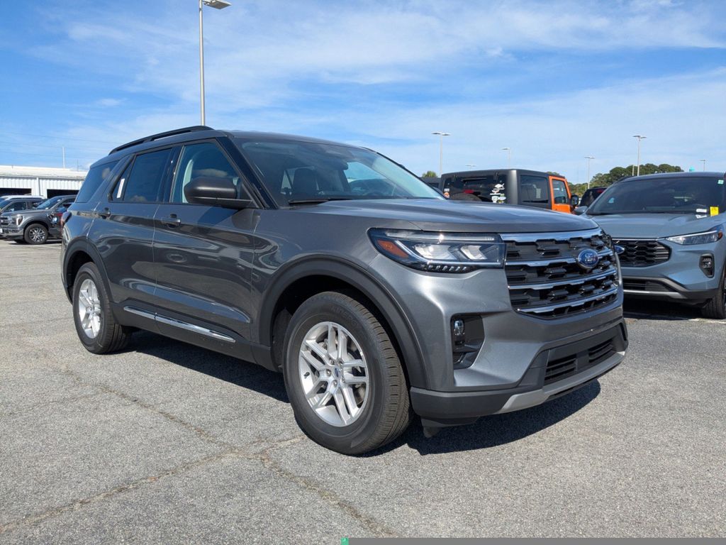 2025 Ford Explorer photo 2