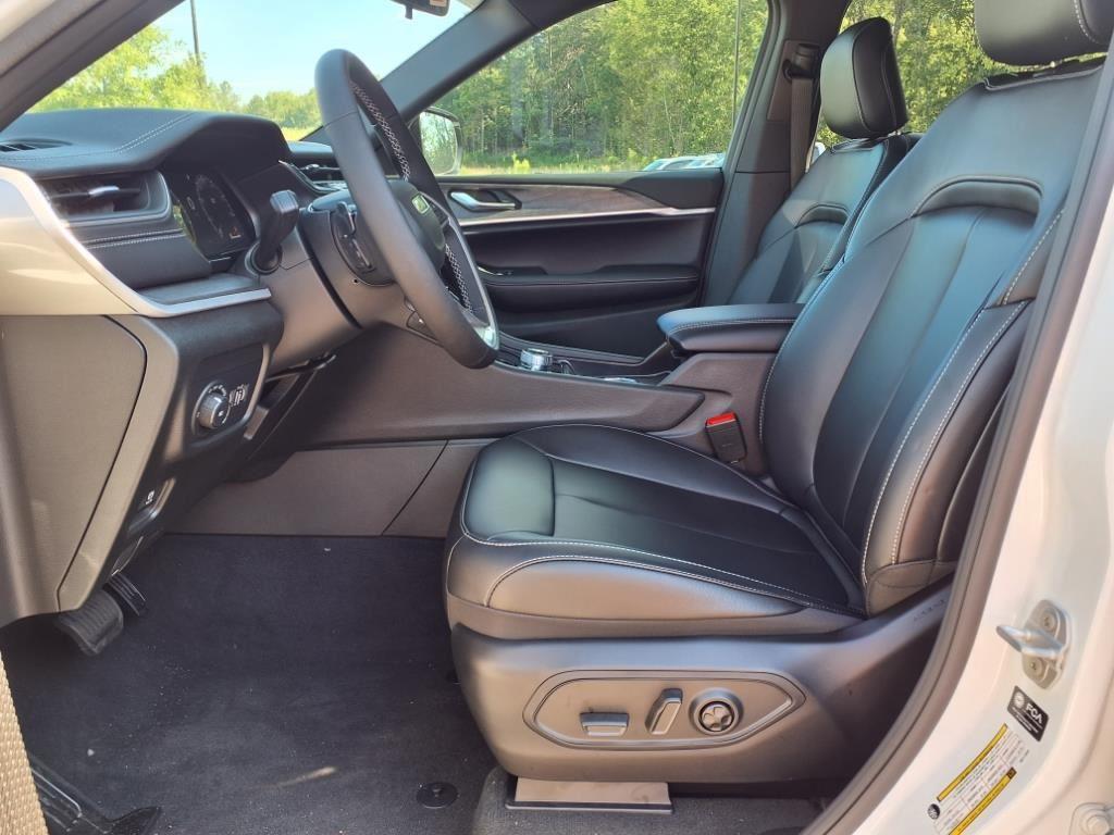 2025 Jeep Grand Cherokee Limited photo 3