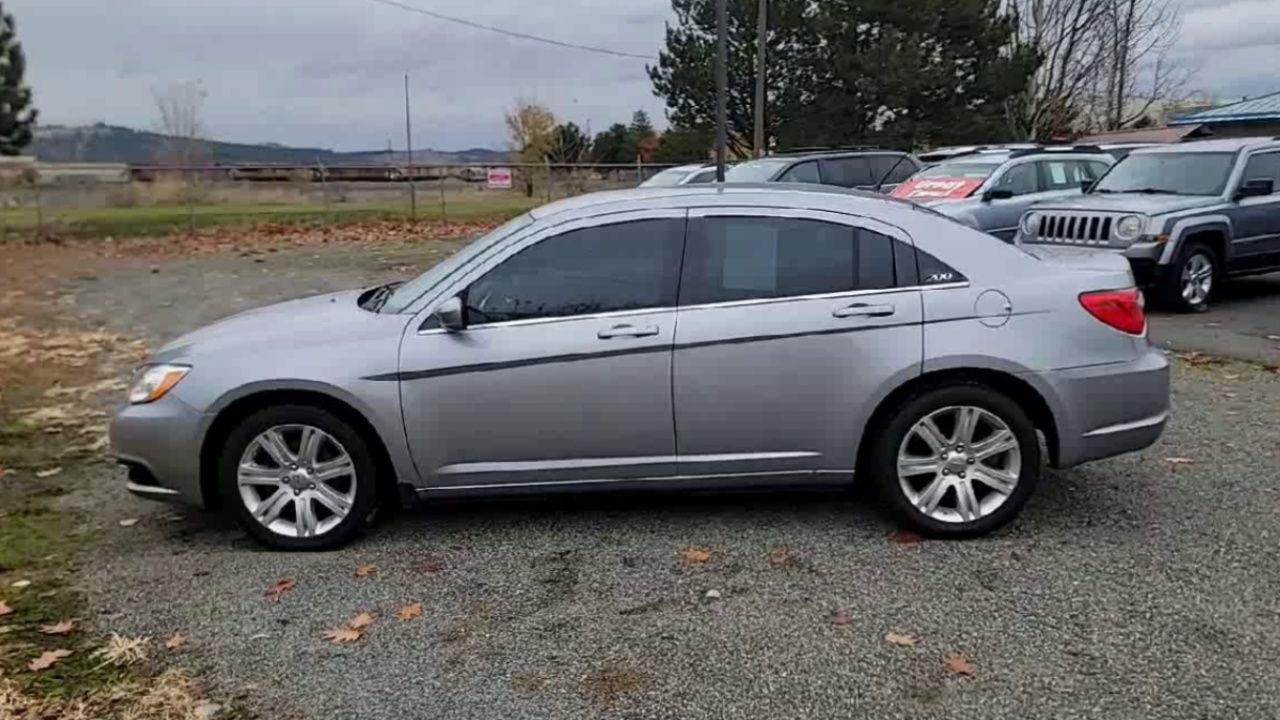 2013 Chrysler 200 LX photo 4