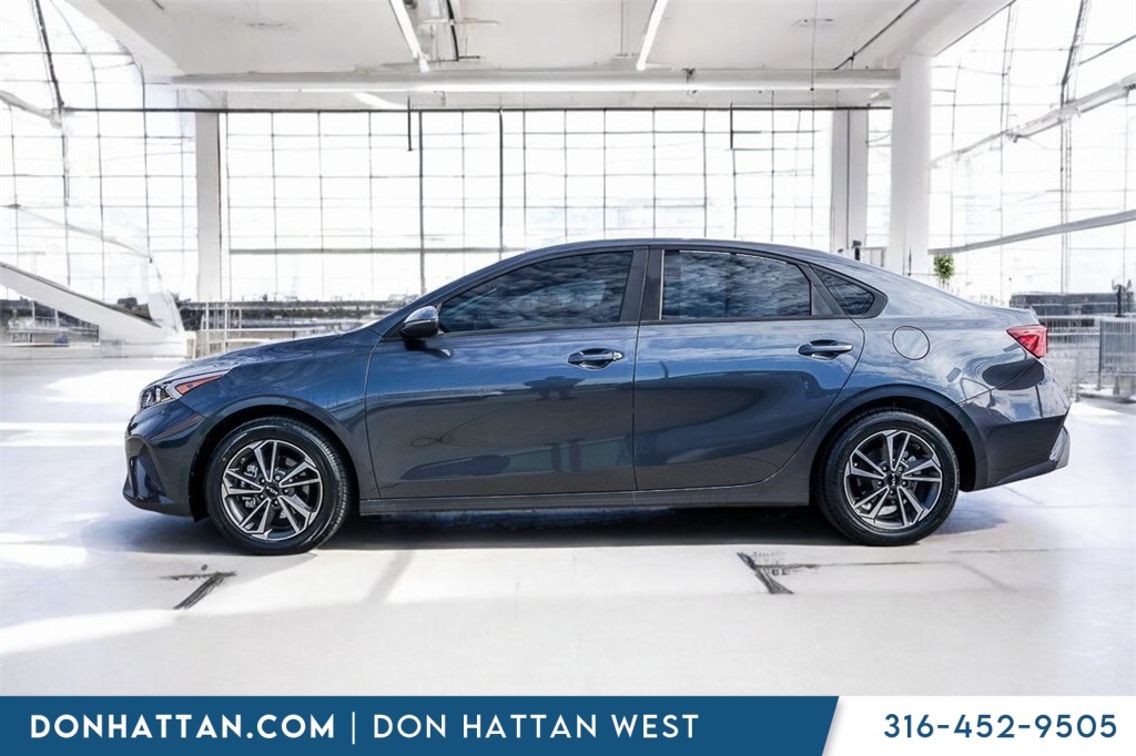 2023 Kia Forte LXS photo 2