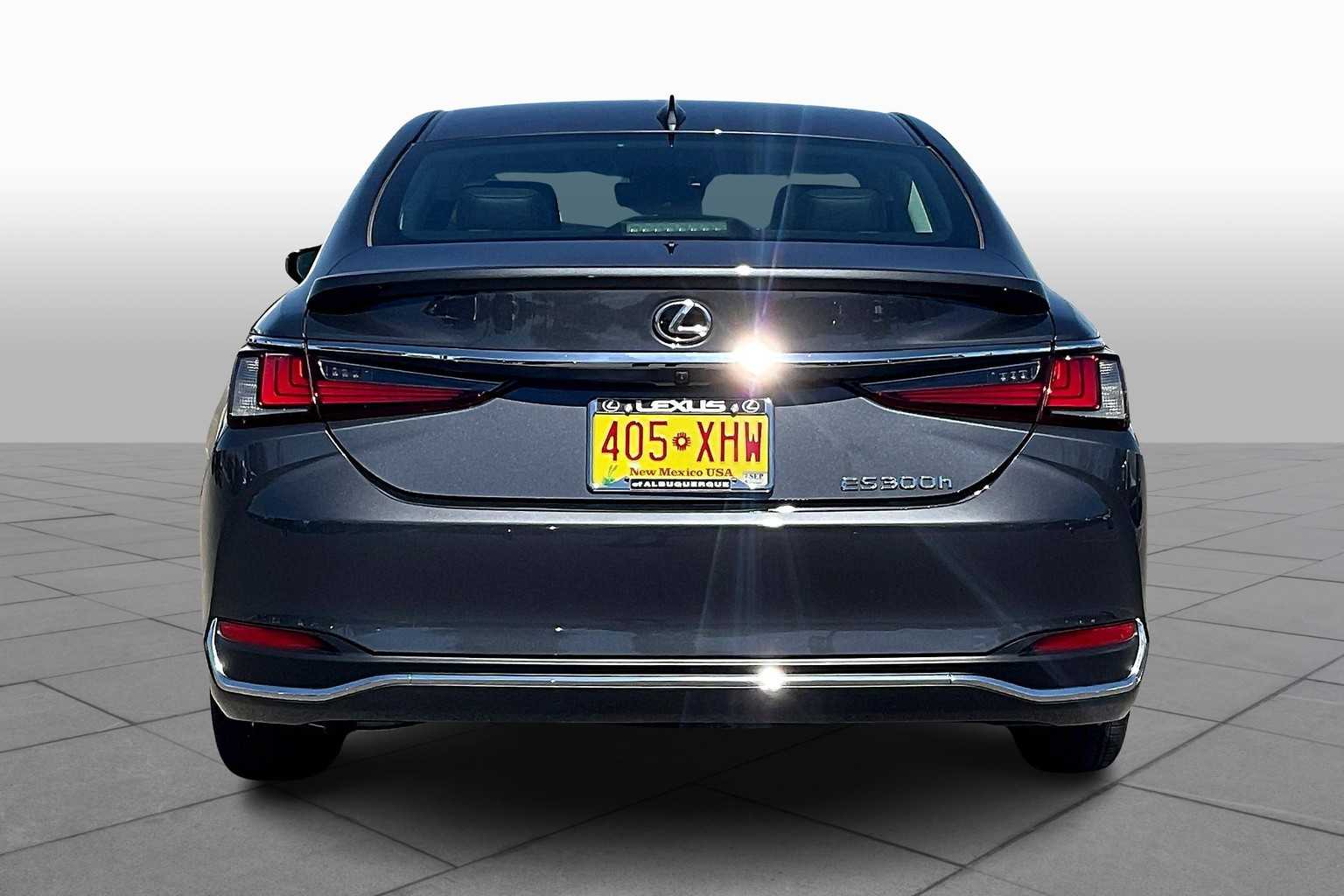 2025 Lexus ES 300h photo 4