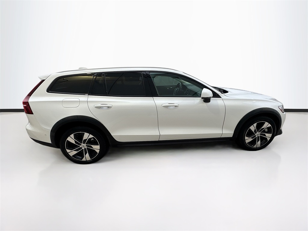 2025 Volvo V60 Cross Country B5 Plus AWD photo 4