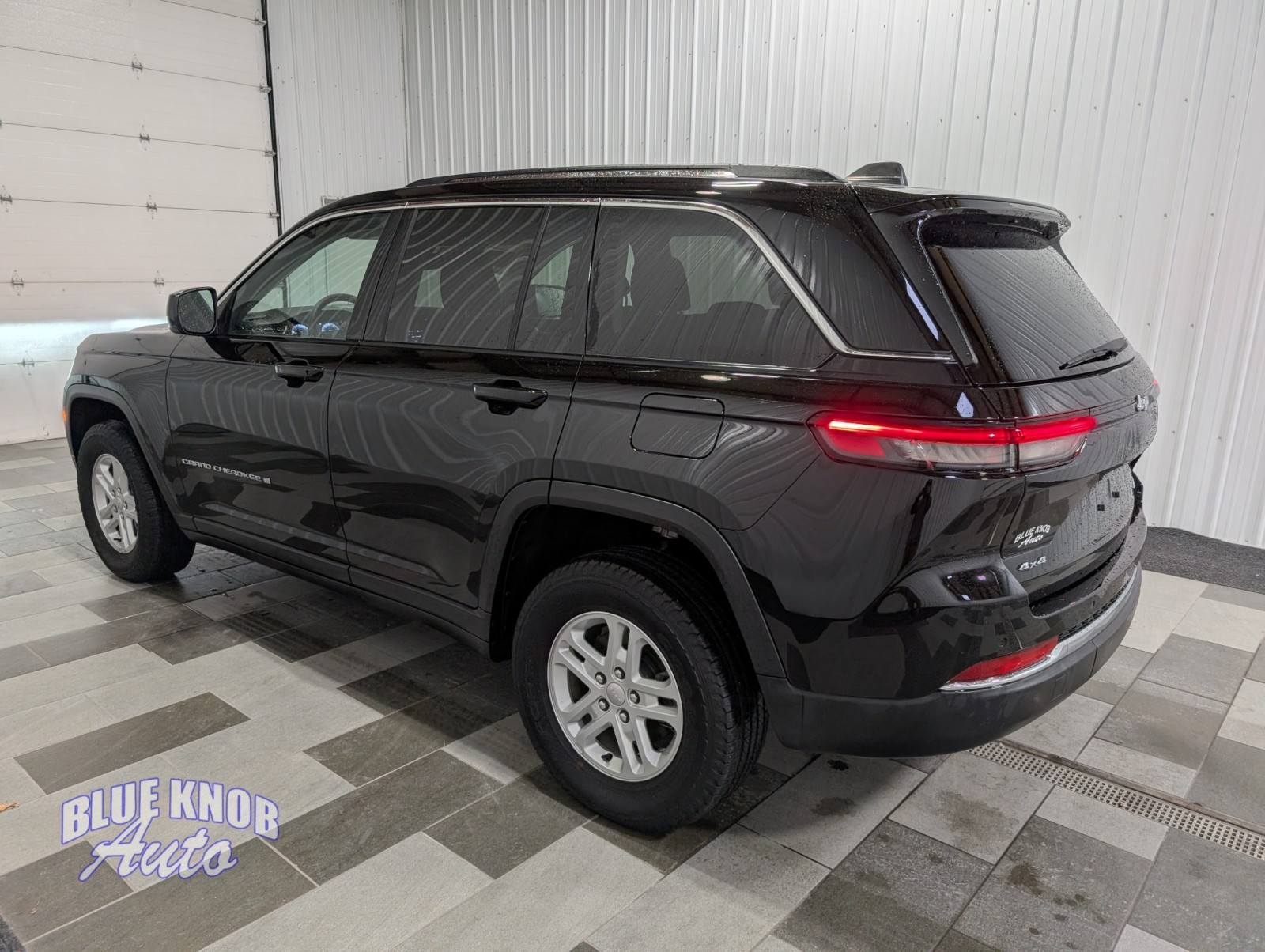 2023 Jeep Grand Cherokee Laredo Altitude photo 2