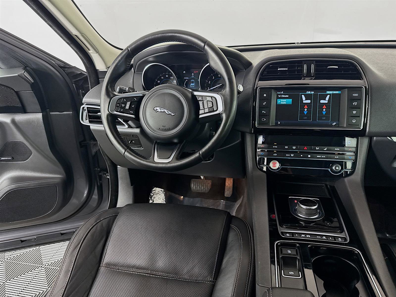 2018 Jaguar F-PACE Prestige photo 24