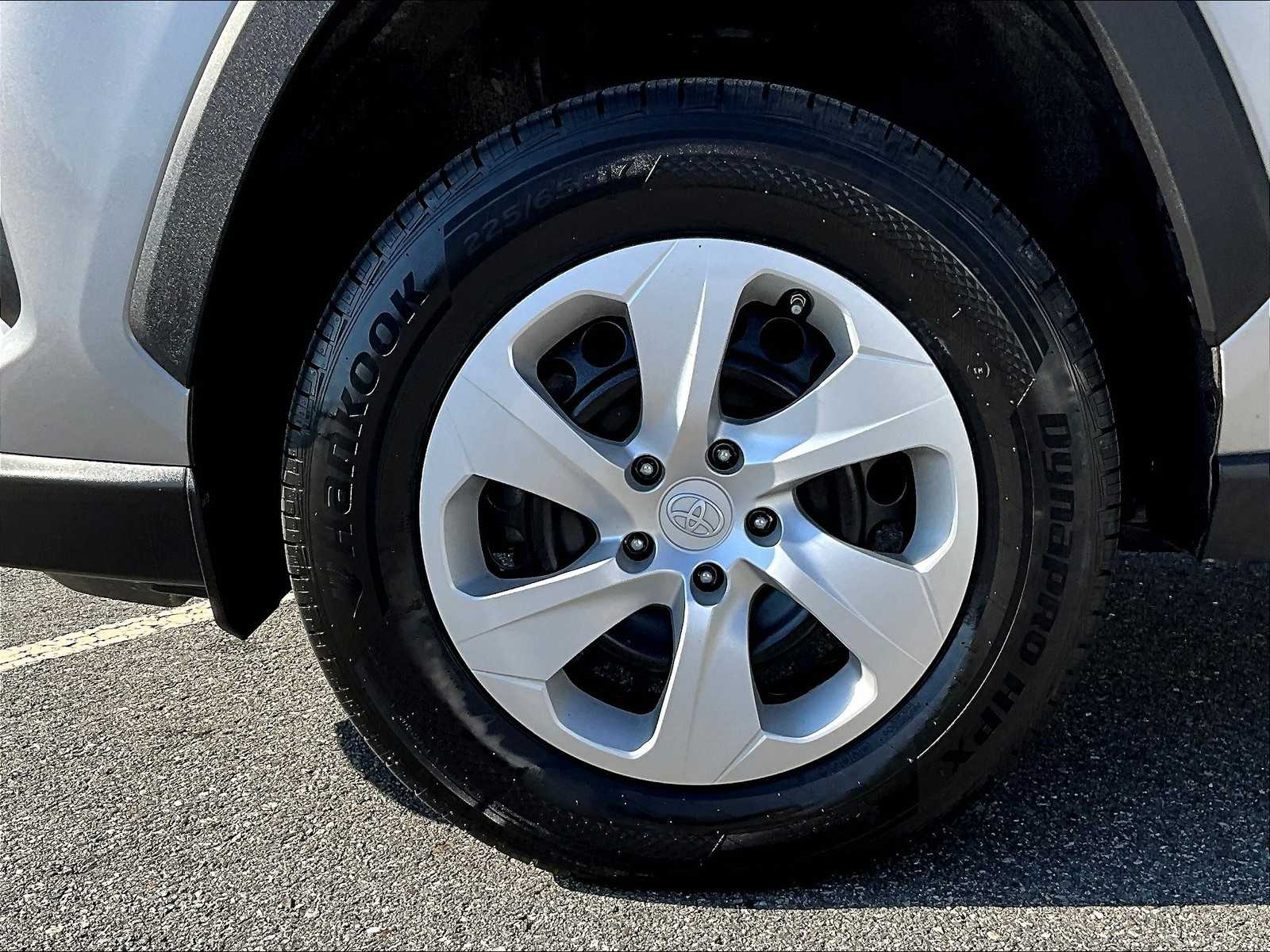 2024 Toyota RAV4 LE photo 3