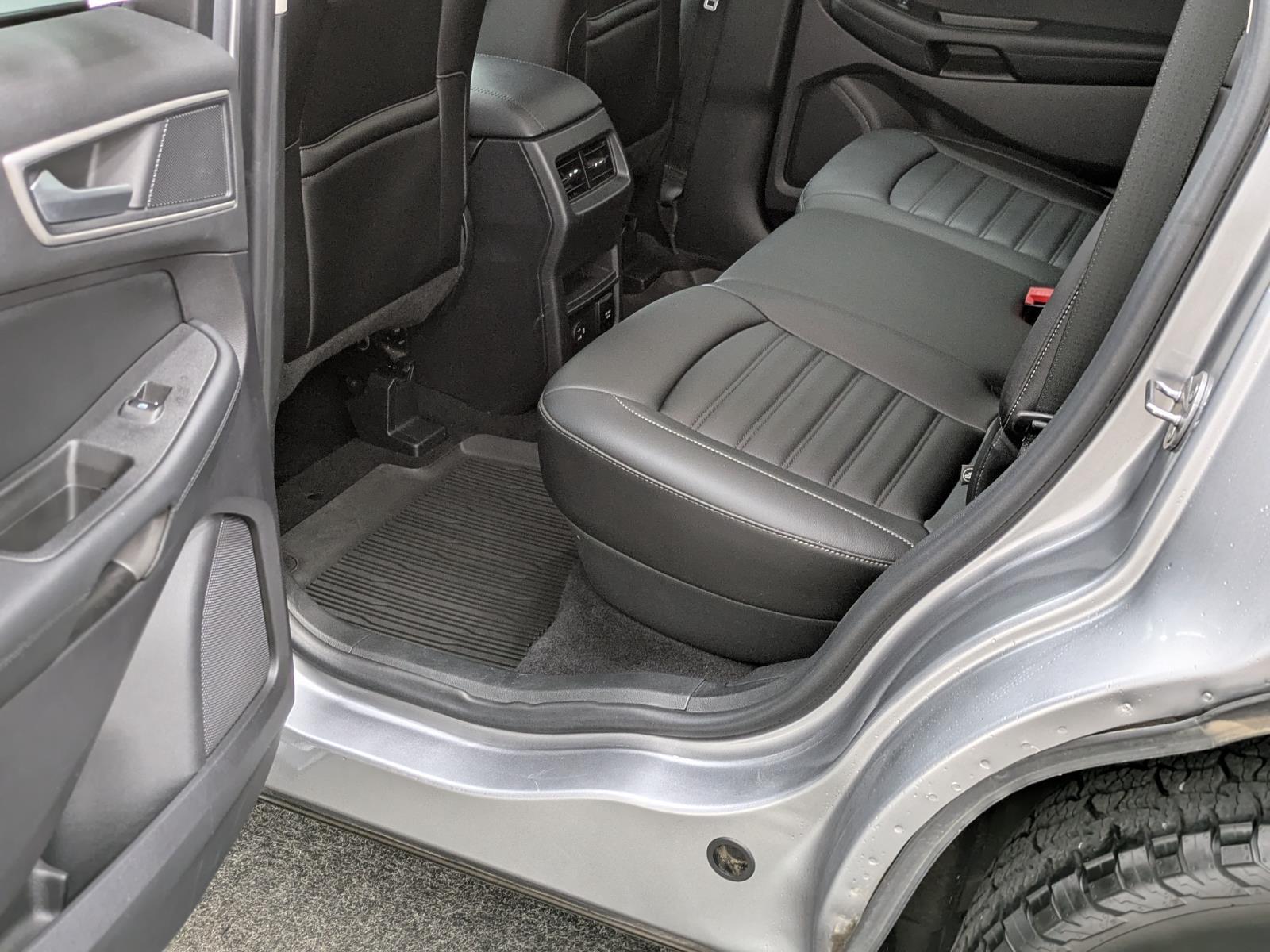 2021 Ford Edge SEL photo 23