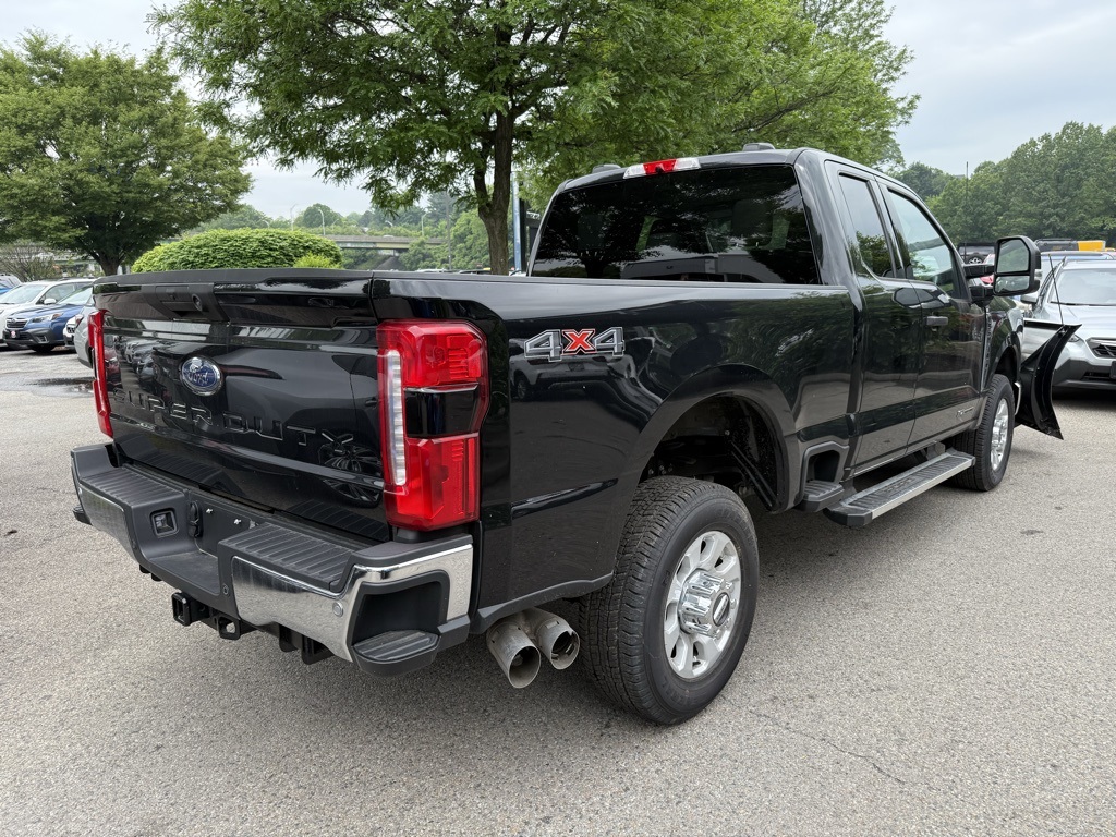 2023 Ford F-350 photo 2