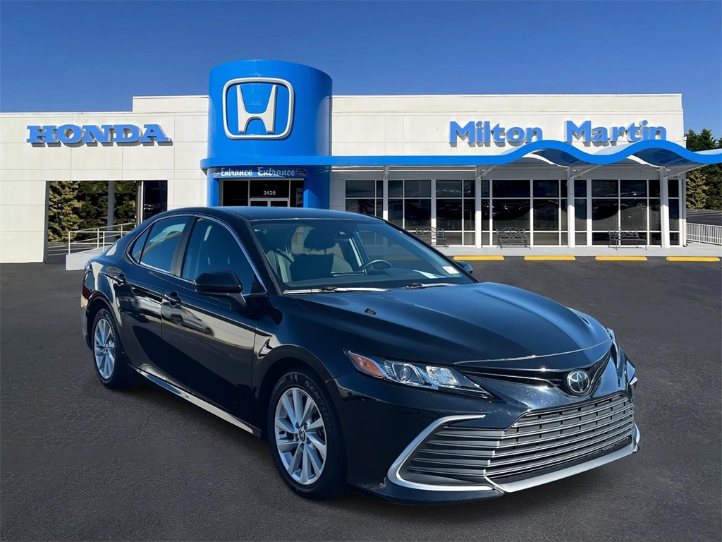 2022 Toyota Camry LE's photo