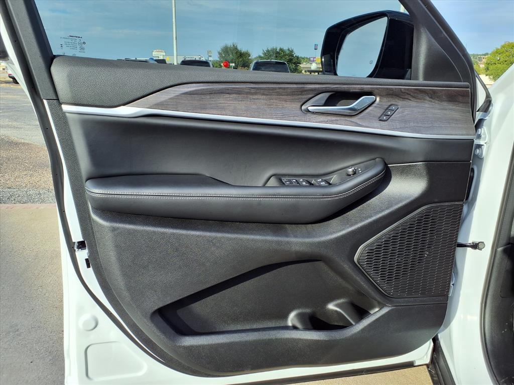 2025 Jeep Grand Cherokee Limited photo 3