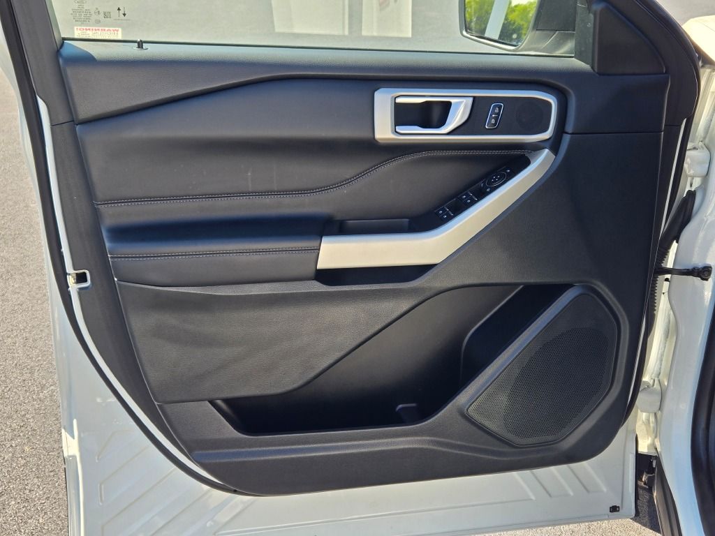 2023 Ford Explorer XLT photo 19