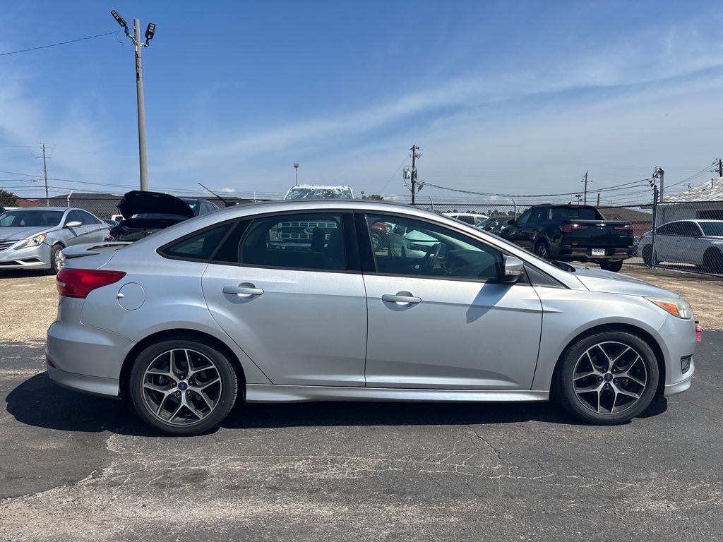 2016 Ford Focus SE photo 2