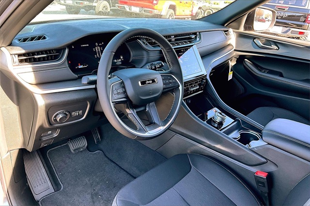 2025 Jeep Grand Cherokee Laredo X photo 3