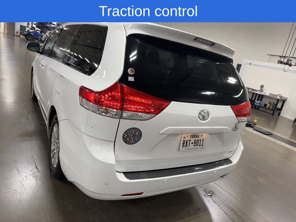 2012 Toyota Sienna XLE photo 4