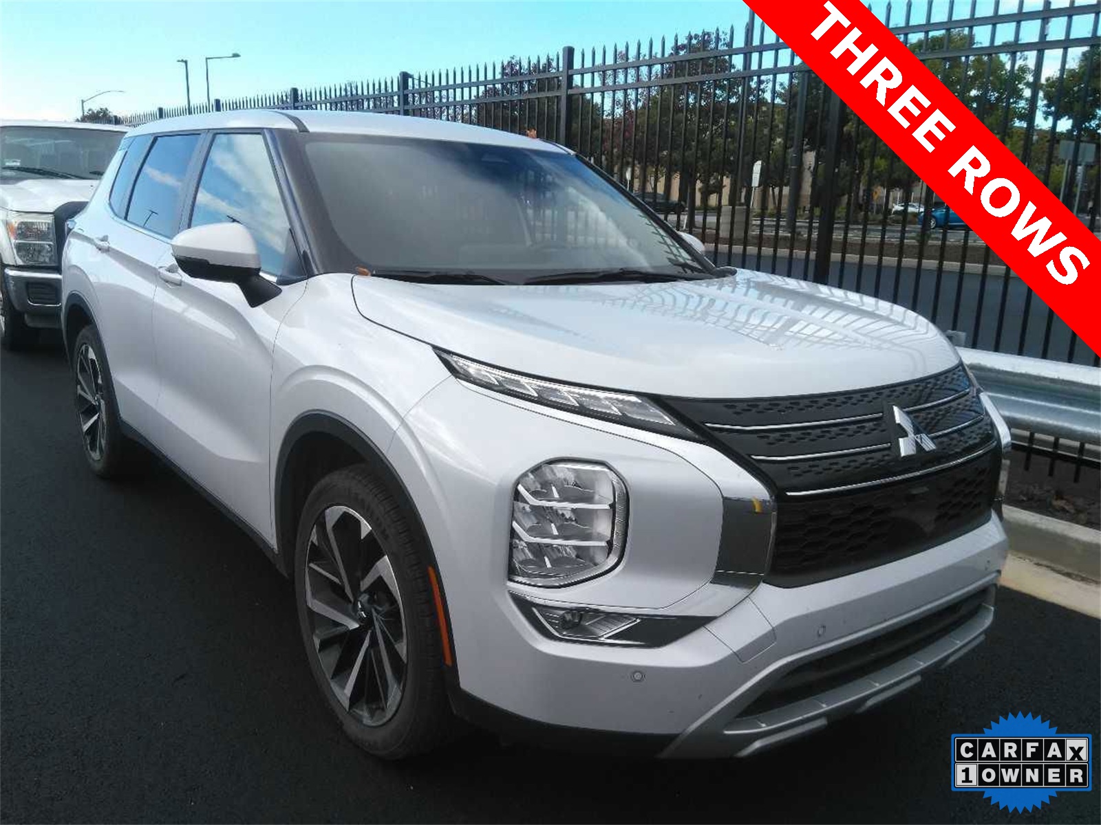 2024 Mitsubishi Outlander SE's photo