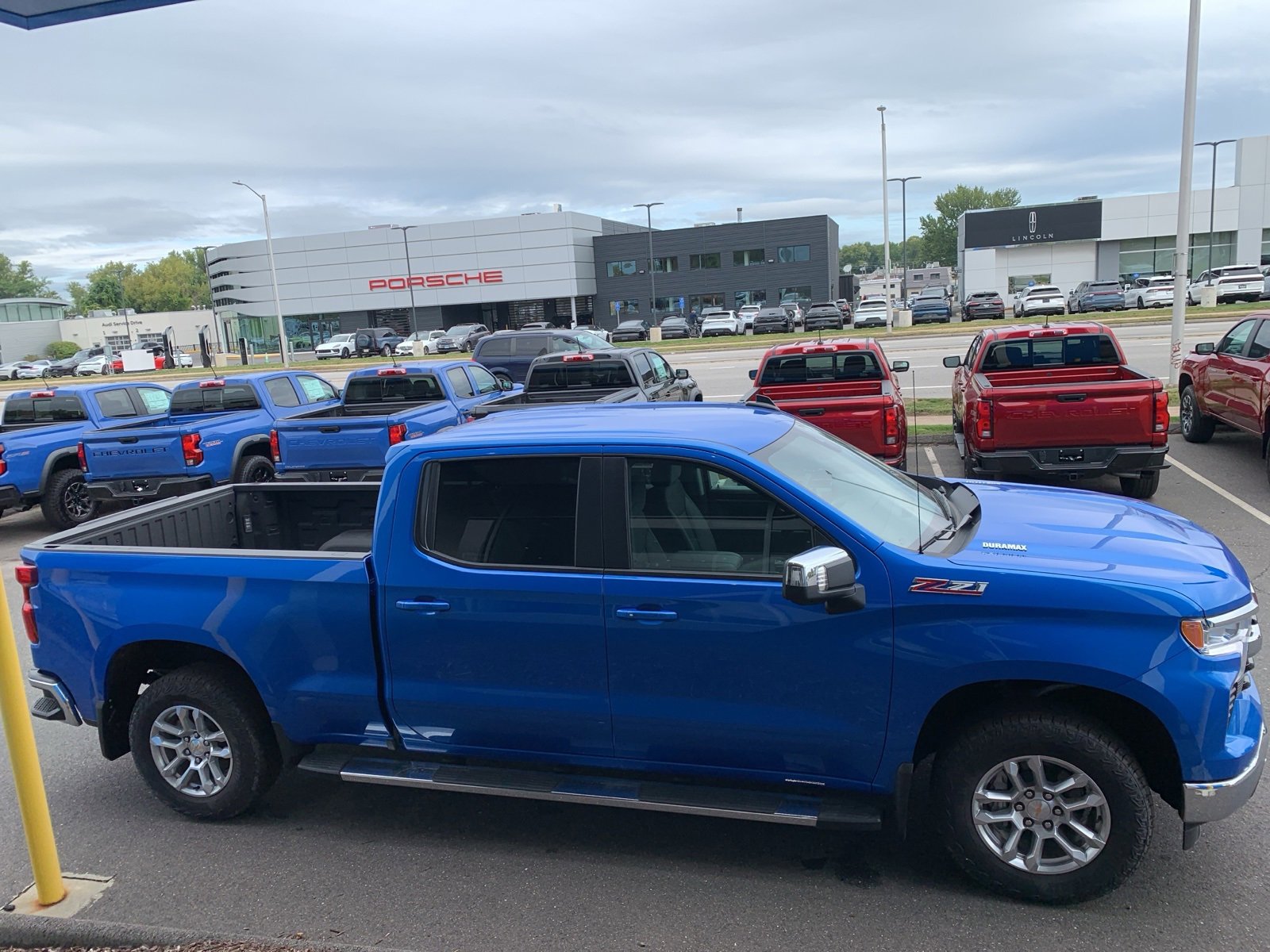 2025 Chevrolet Silverado 1500 LT photo 4