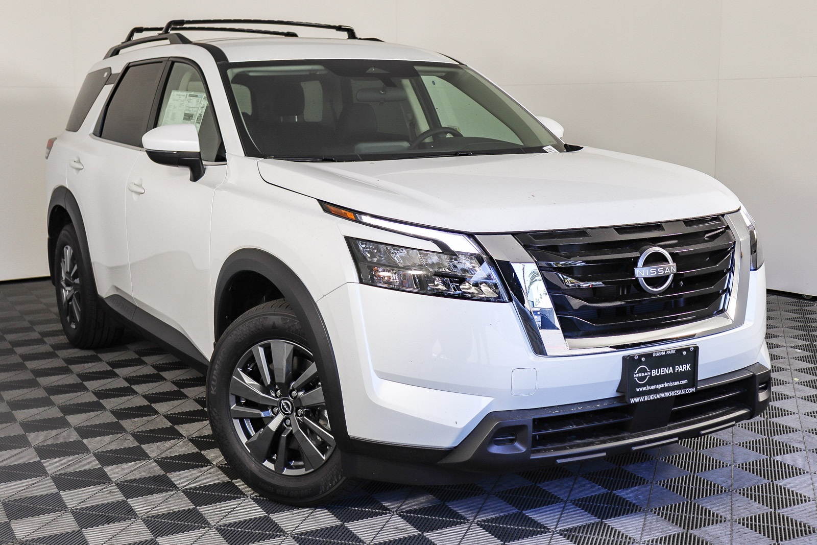 2025 Nissan Pathfinder SV's photo