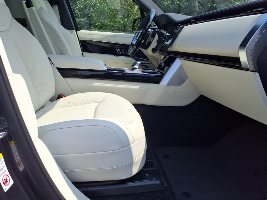 2025 Land Rover Range Rover SE photo 3