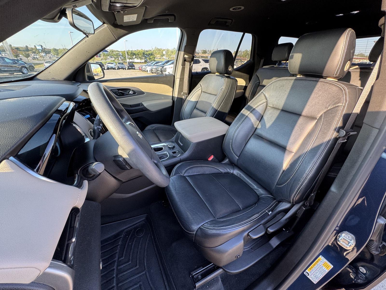2022 Chevrolet Traverse LS photo 2