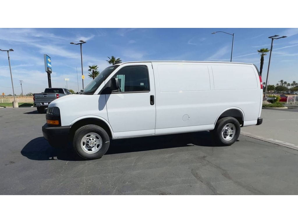 2025 Chevrolet Express Cargo 2500 photo 3
