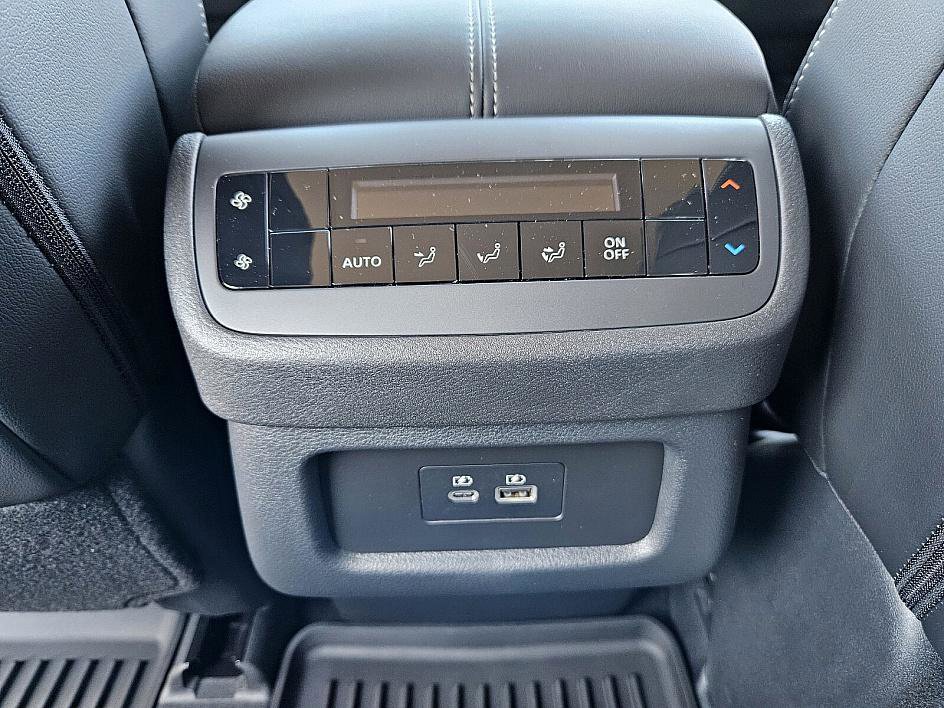 2025 Nissan Pathfinder SL photo 11