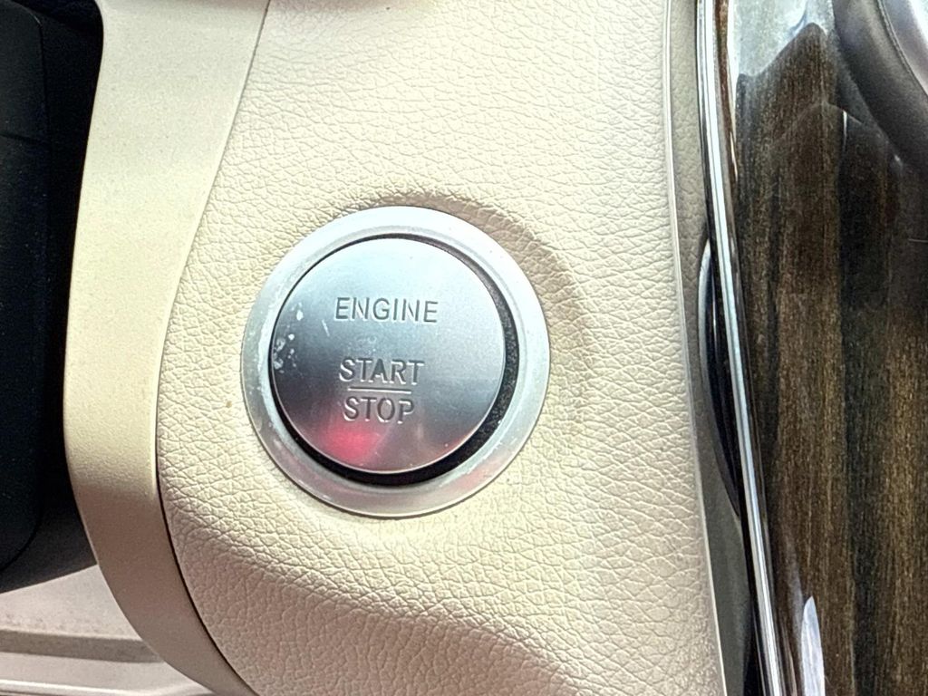 2016 Mercedes Benz C 300 photo 28