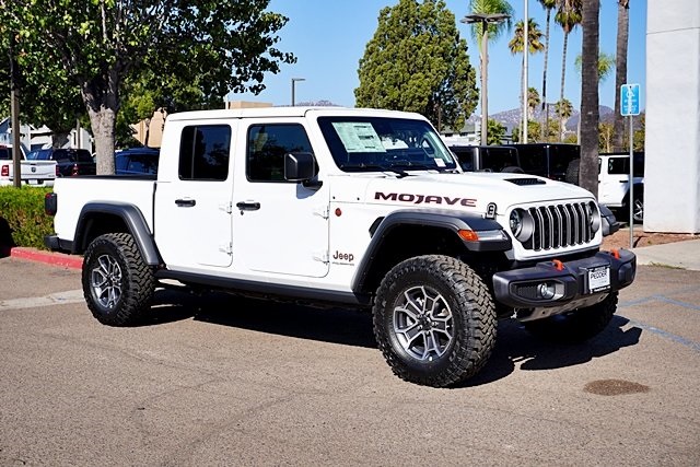 New 2025 Bright White Clear-Coat Exterior Paint Jeep Mojave image 6