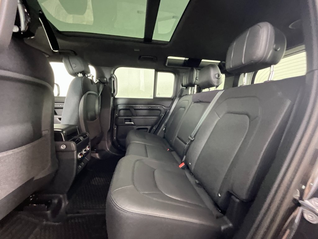 2026 Land Rover Defender 110 V8 photo 2