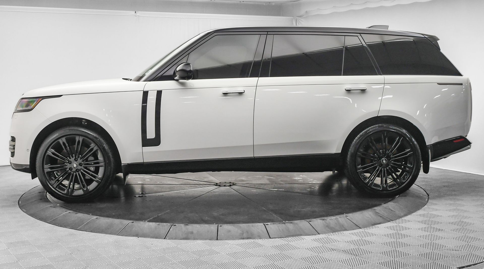 2025 Land Rover Range Rover SE photo 4