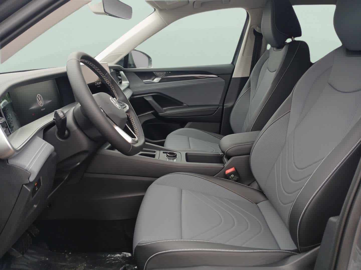 2025 Volkswagen Tiguan SE photo 11