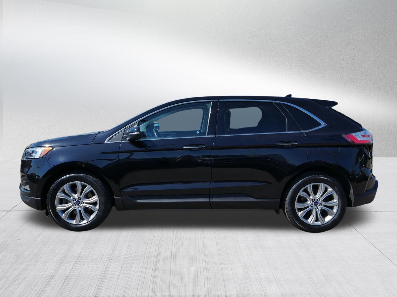 2019 Ford Edge Titanium photo 2