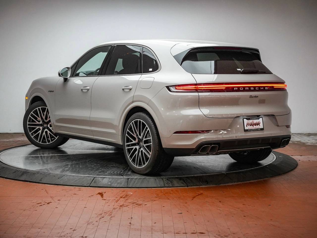 2025 Porsche Cayenne E-Hybrid Turbo photo 3