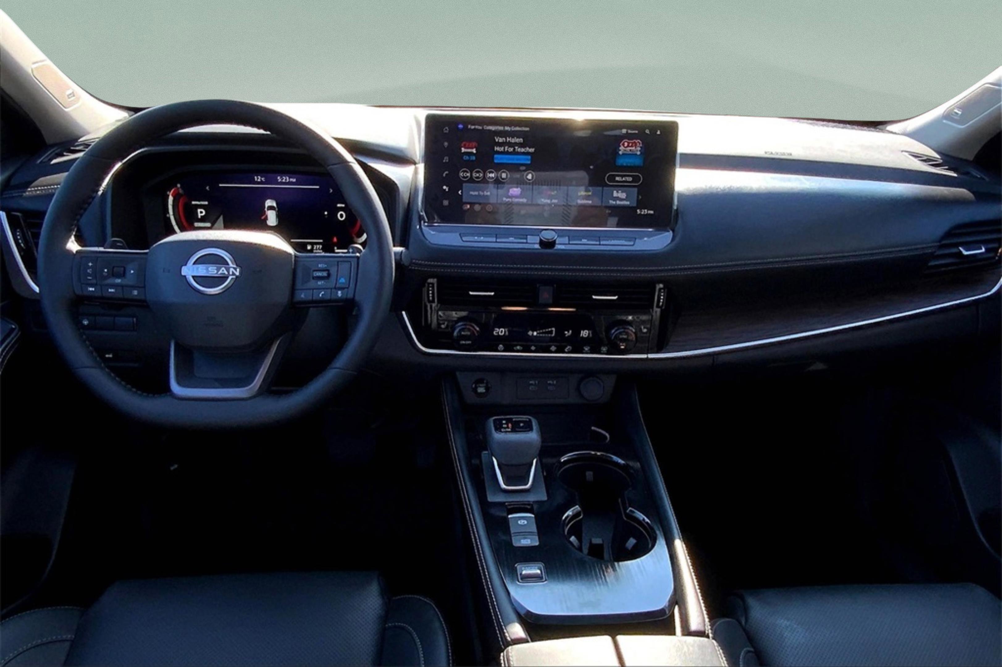 2025 Nissan Rogue Platinum photo 3