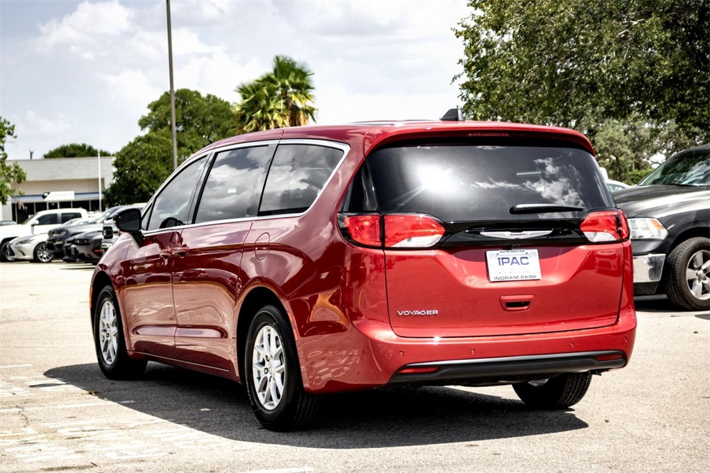 2025 Chrysler Voyager LX photo 5
