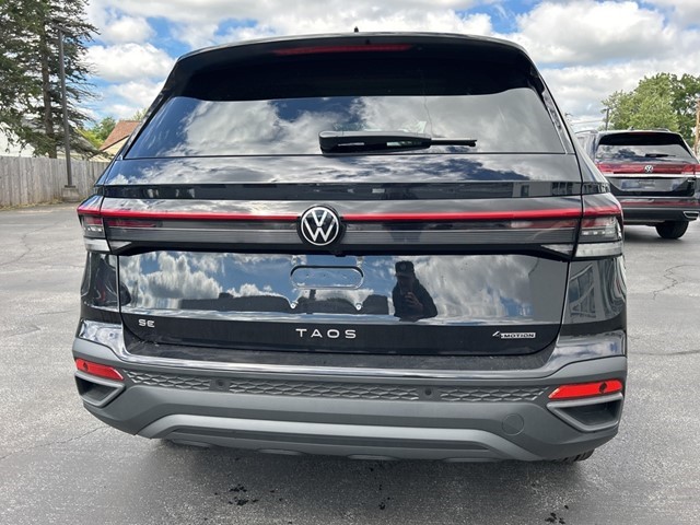 2025 Volkswagen Taos SE photo 3
