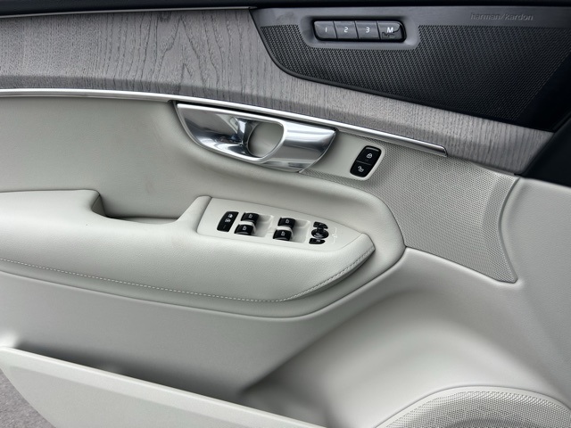 2025 Volvo XC90 T8 AWD photo 12
