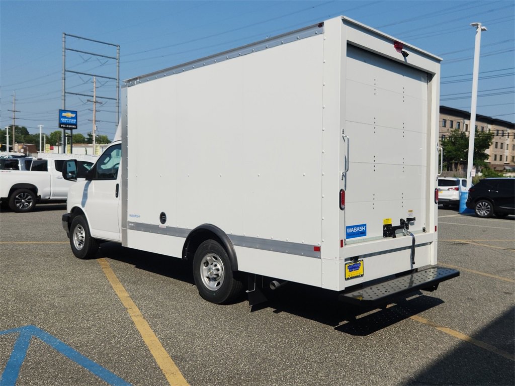 2025 Chevrolet Express Cutaway 3500 photo 3