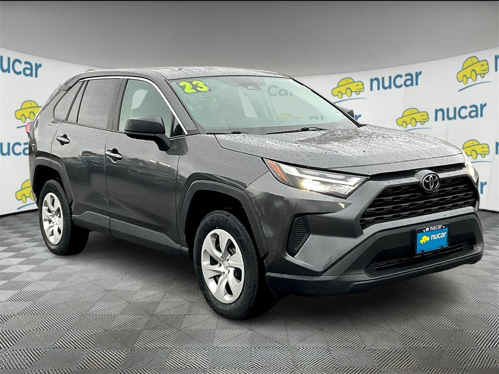 2023 Toyota RAV4 LE's photo