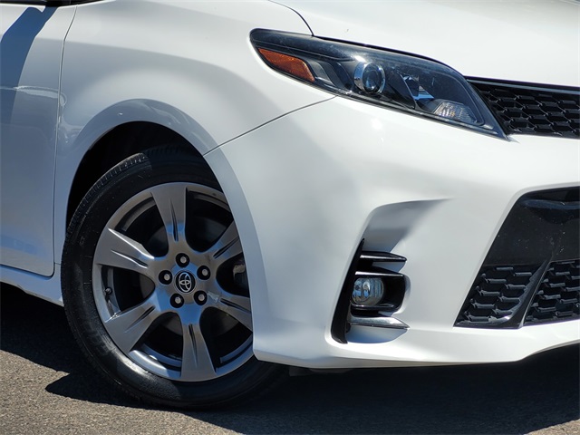2020 Toyota Sienna SE photo 3