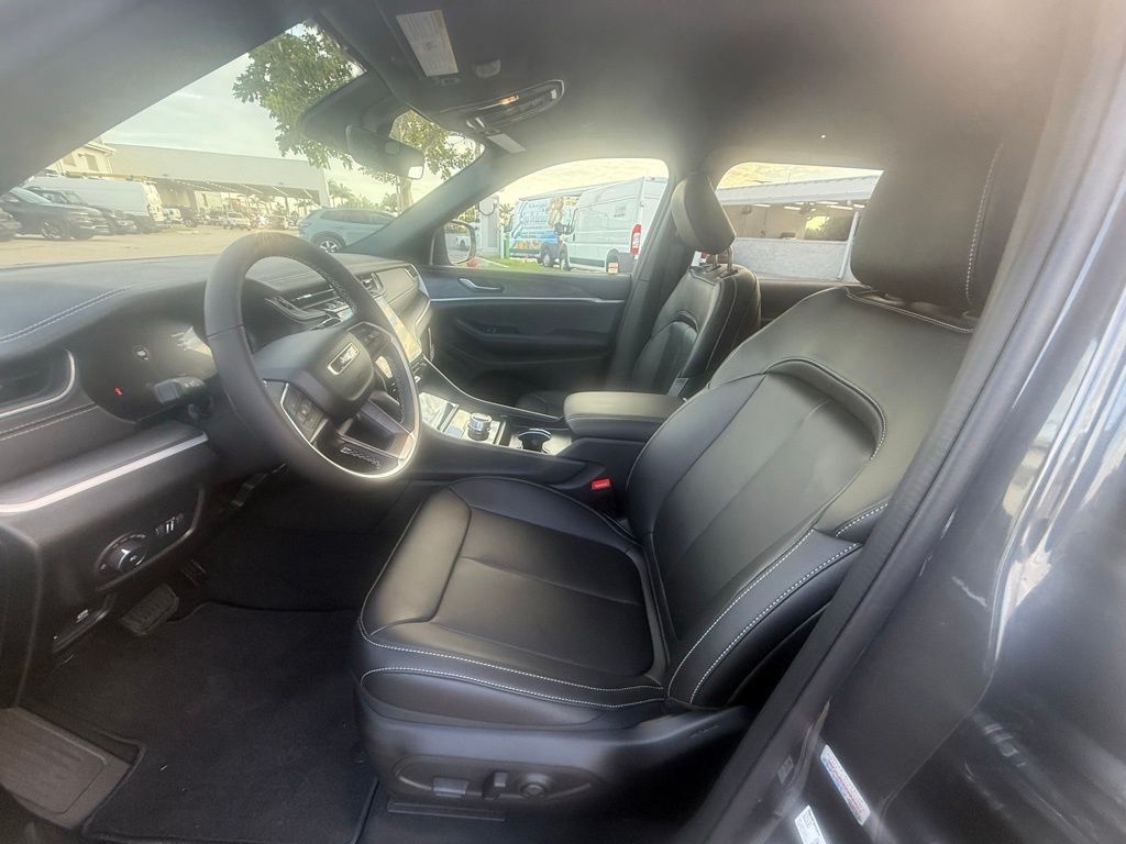 2025 Jeep Grand Cherokee Limited photo 8