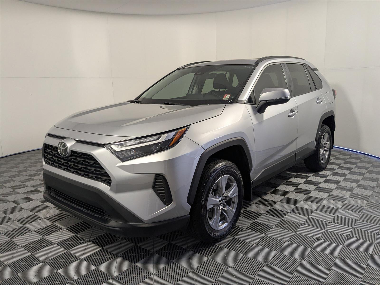 2024 Toyota RAV4 XLE's photo