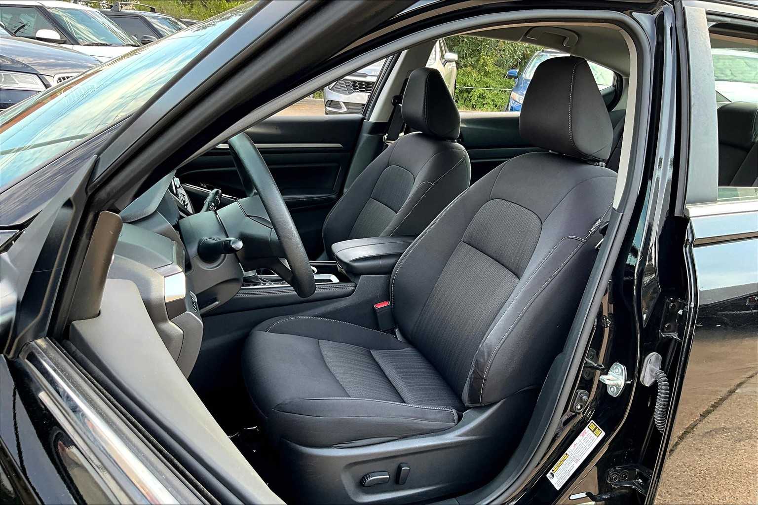 2023 Nissan Altima SV photo 6