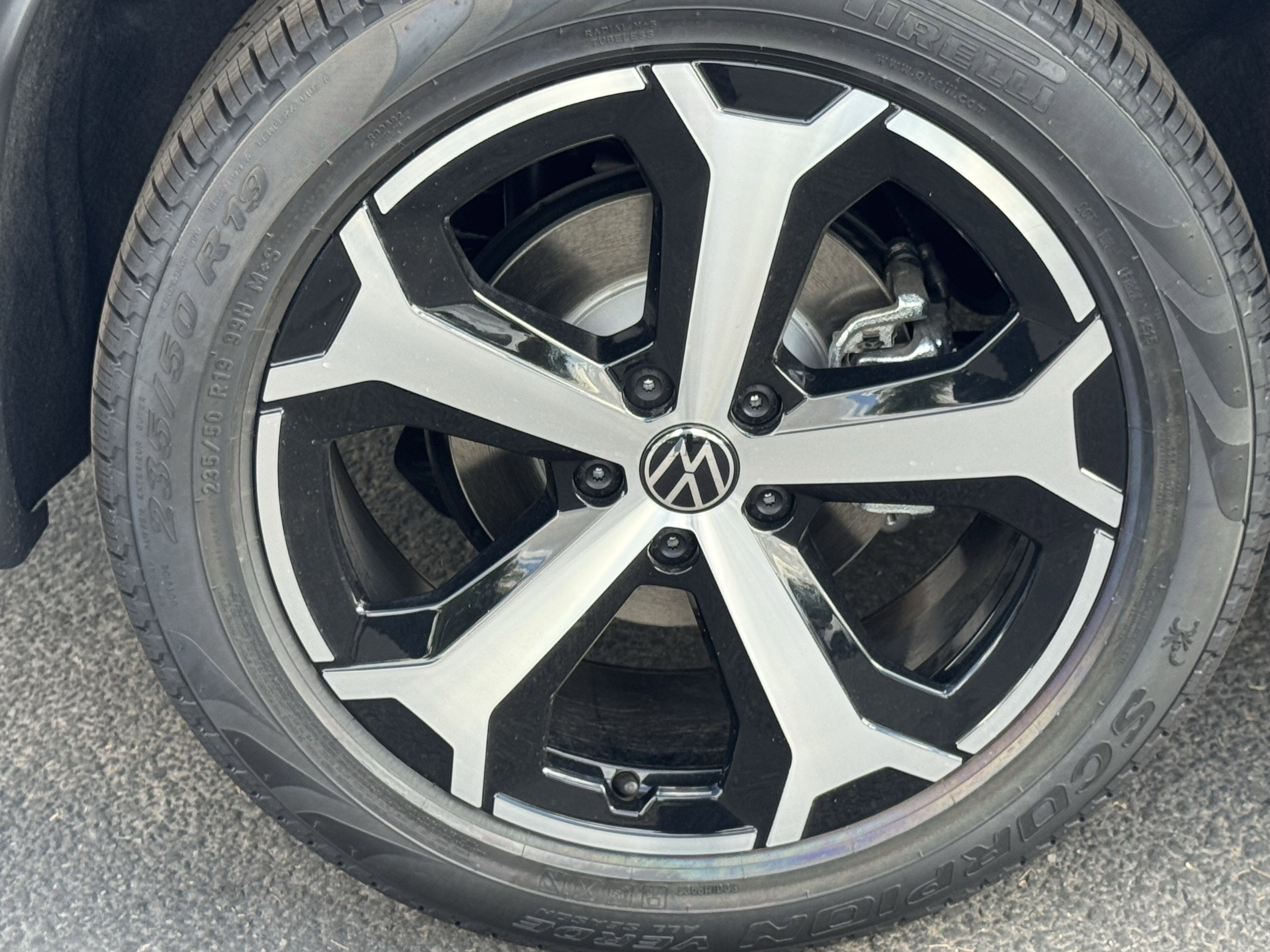 2025 Volkswagen Tiguan SE photo 2