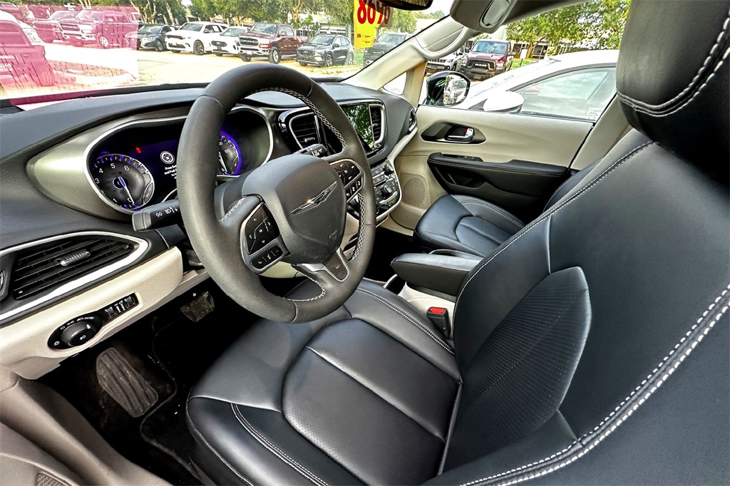 2024 Chrysler Pacifica Touring L photo 9